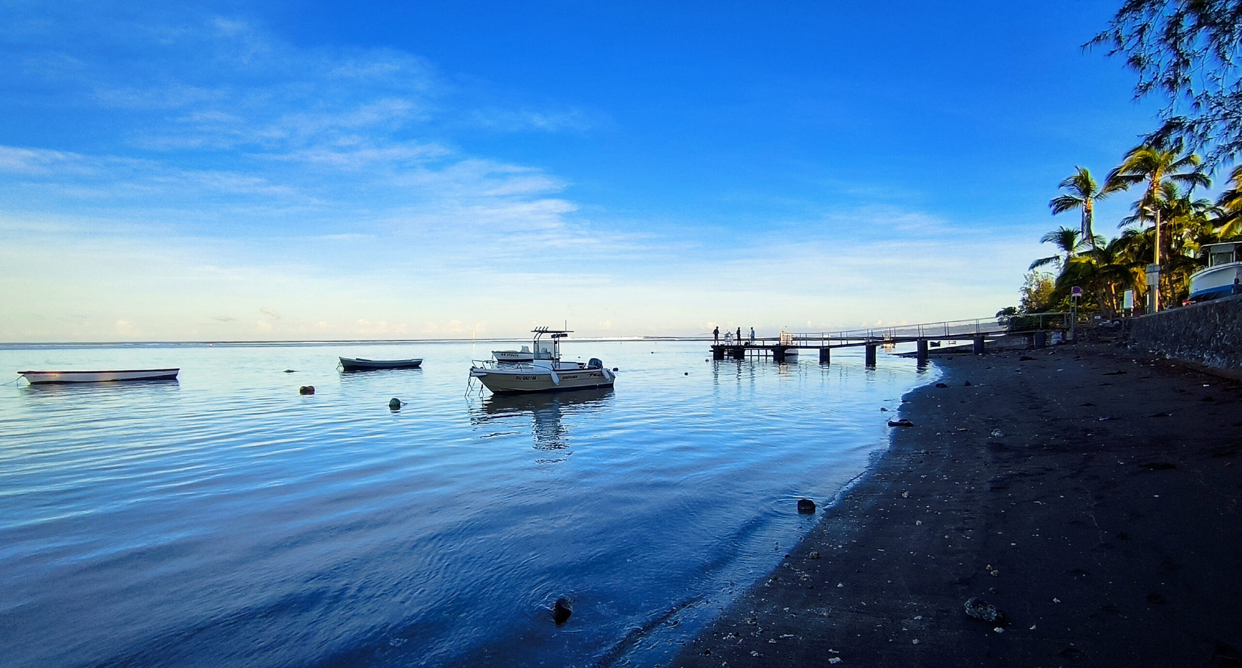 Le bassin Pirogue avec ses embarcation et son ponton.