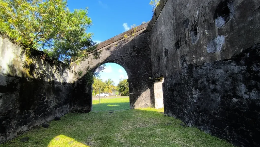 Grande arcade ouverte donnant sur le paysage verdoyant du Baril