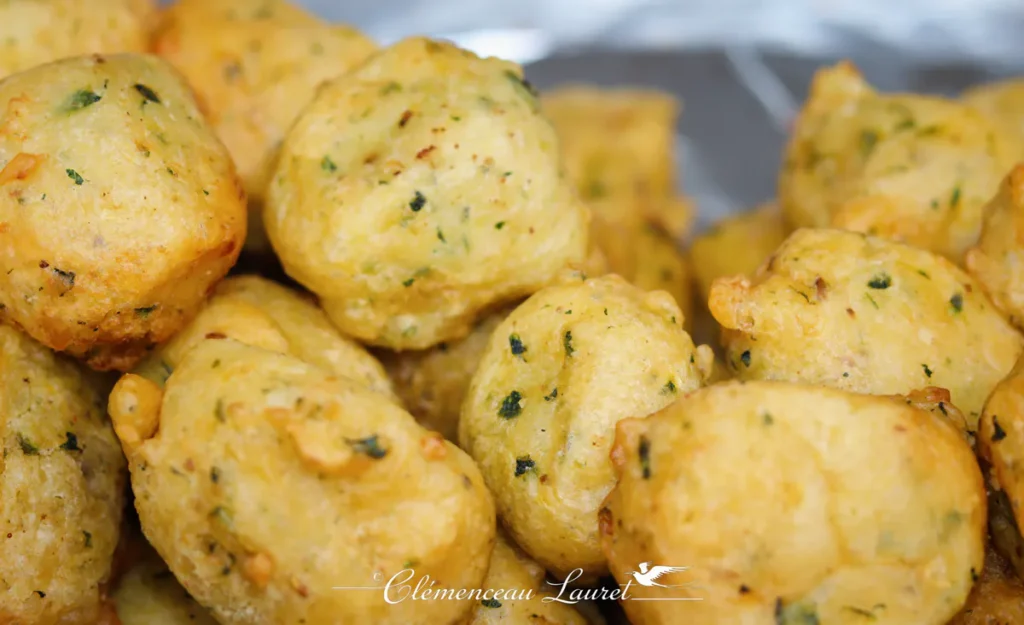 Beignets créoles dorés et croustillants disposés sur un plateau à La Réunion.