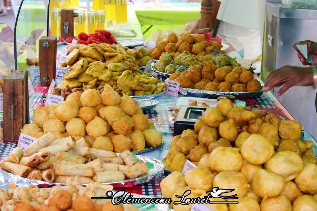 Étalage coloré de beignets créoles, nems, bonbons piment et bouchons à La Réunion.