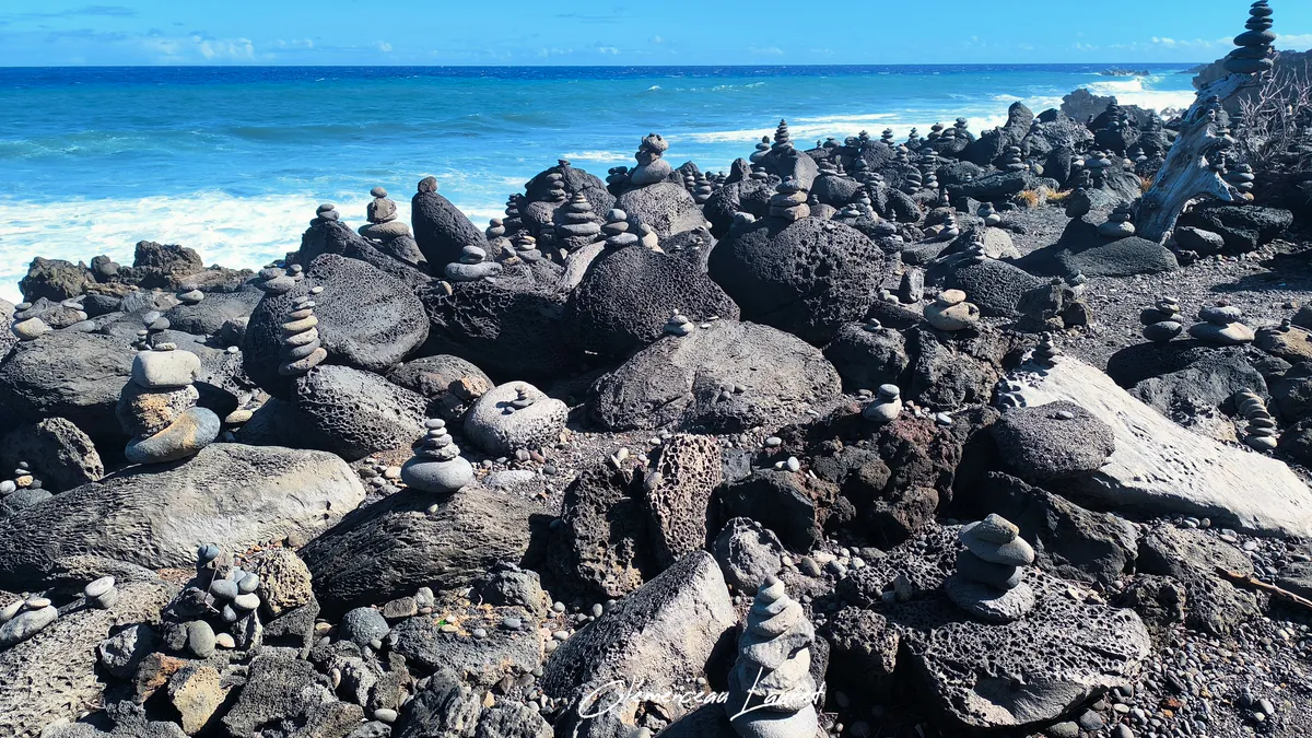 Vue panoramique du site des cairns de L'Étang-Salé sous un ciel bleu à La Réunion