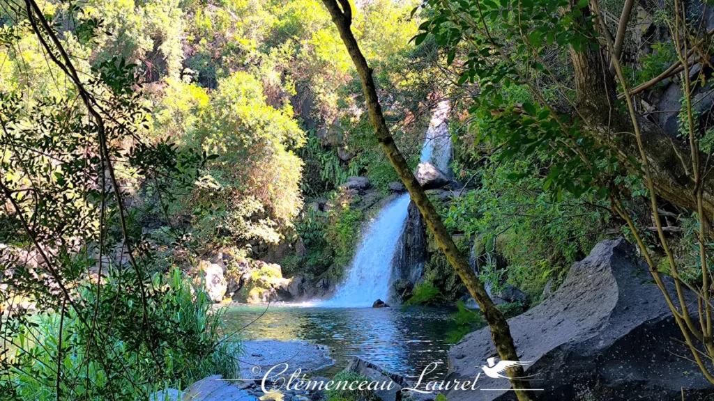Chute d'eau de la Cascade Jacqueline se déversant dans son bassin bleu turquoise à La Réunion