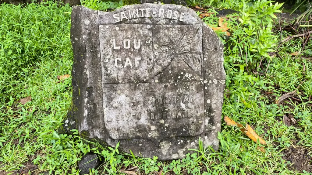 Plaque de pierre gravée avec les inscriptions Sainte-Rose, Lou Caf et la représentation d'un volcan en éruption.