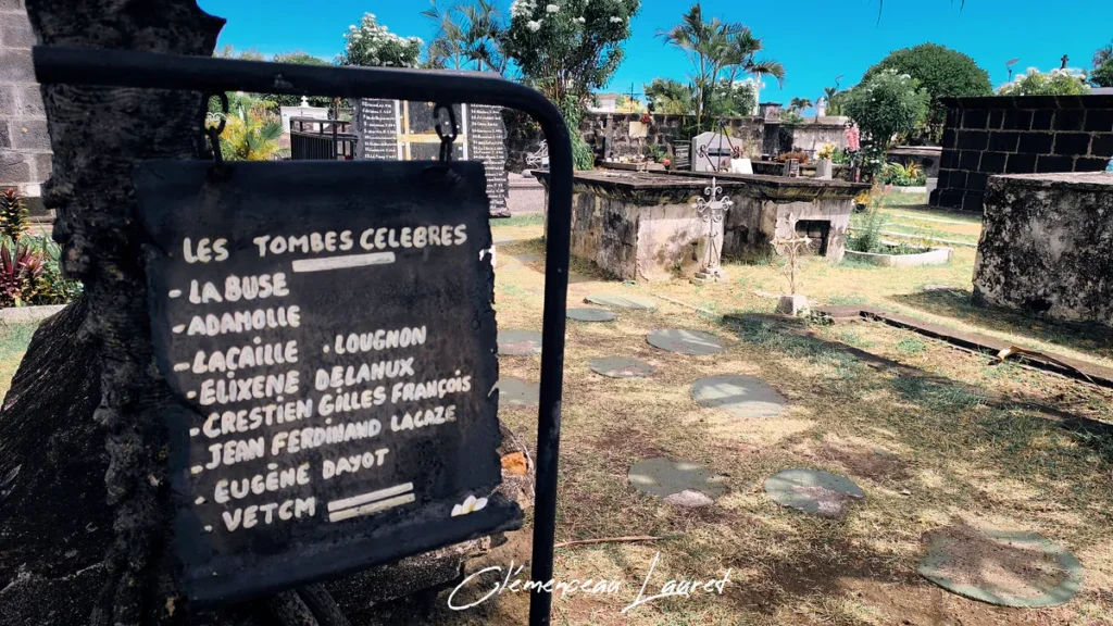 Panneau indicateur en métal affichant la liste des tombes célèbres, dont celle de La Buse, au cimetière marin.