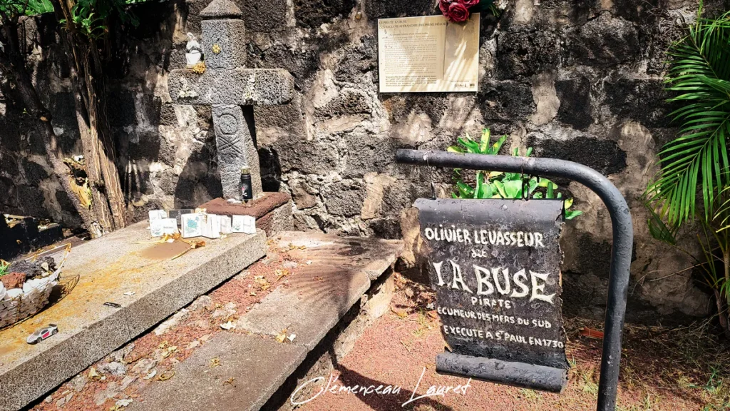 Gros plan sur le panneau explicatif en fer forgé marquant la tombe du pirate Olivier Levasseur dit La Buse.