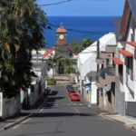 Vue en perspective de la rue descendant vers l'église Saint-Joseph et l'océan Indien à La Réunion