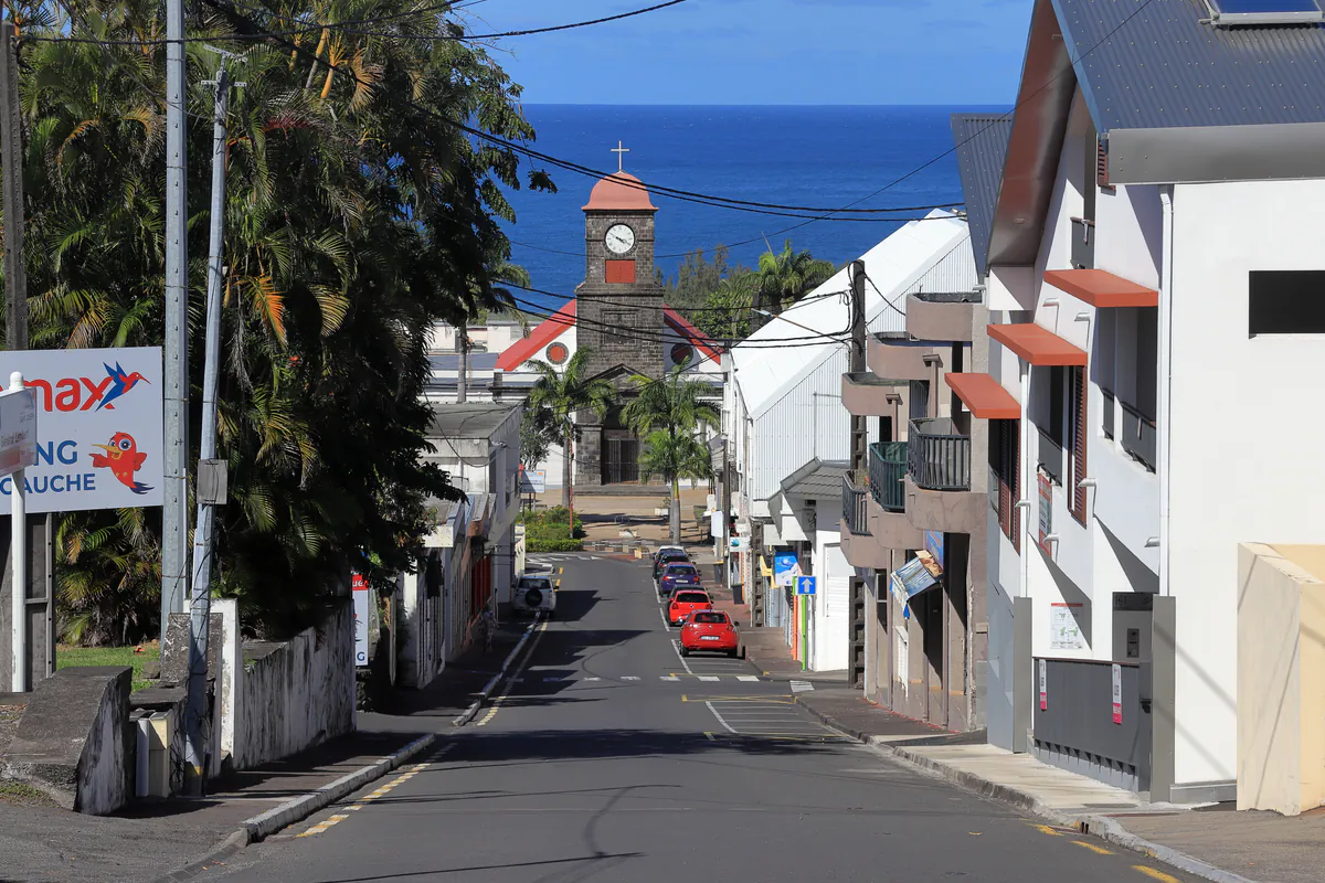 Vue en perspective de la rue descendant vers l'église Saint-Joseph et l'océan Indien à La Réunion