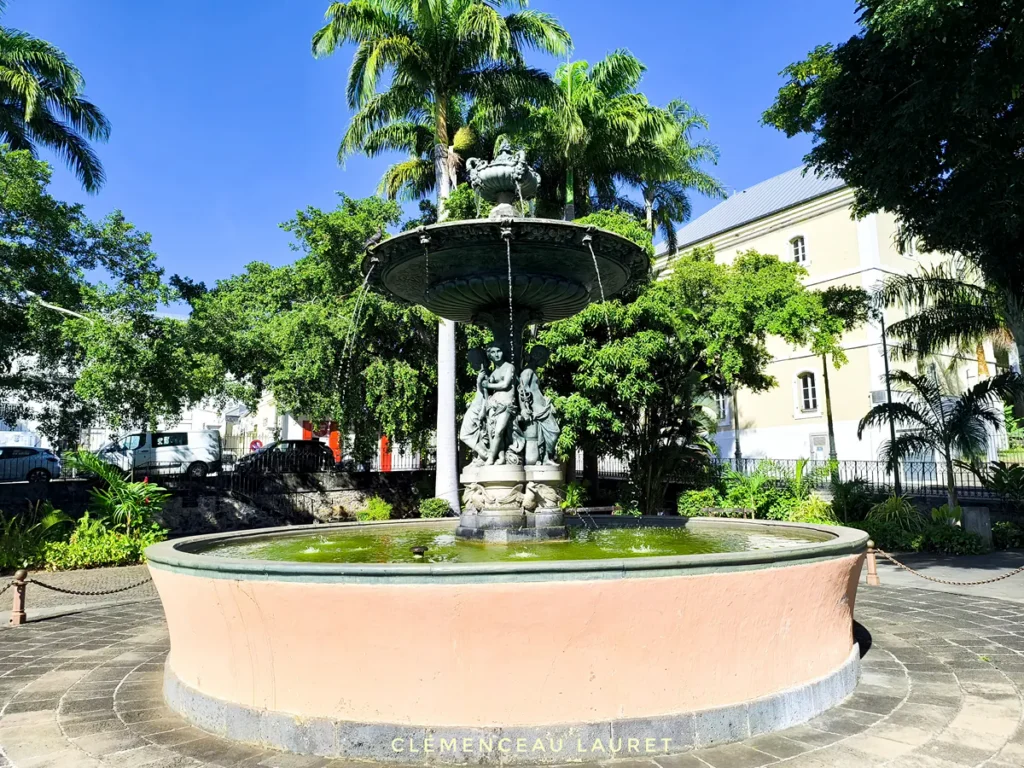 Fontaine historique sculptée sur le parvis de la Cathédrale Saint-Sauveur à Saint-Denis de La Réunion.
