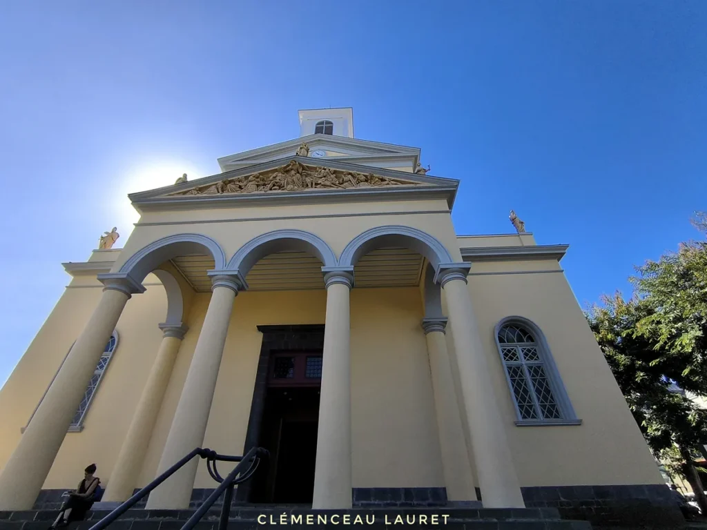 Façade et colonnade néoclassique de la Cathédrale Saint-Sauveur sous le ciel bleu de Saint-Denis à La Réunion.