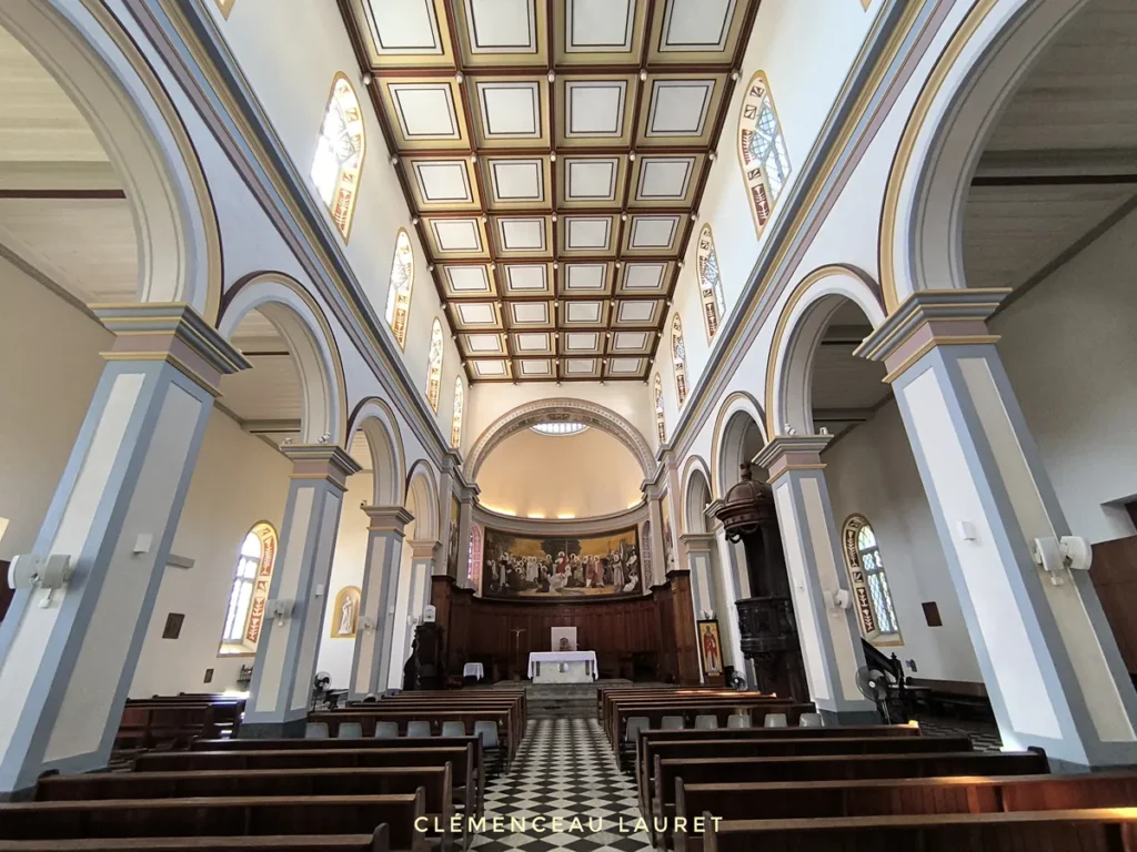 Vue intérieure de la nef, du plafond à caissons et du chœur de la Cathédrale Saint-Sauveur à Saint-Denis de La Réunion.