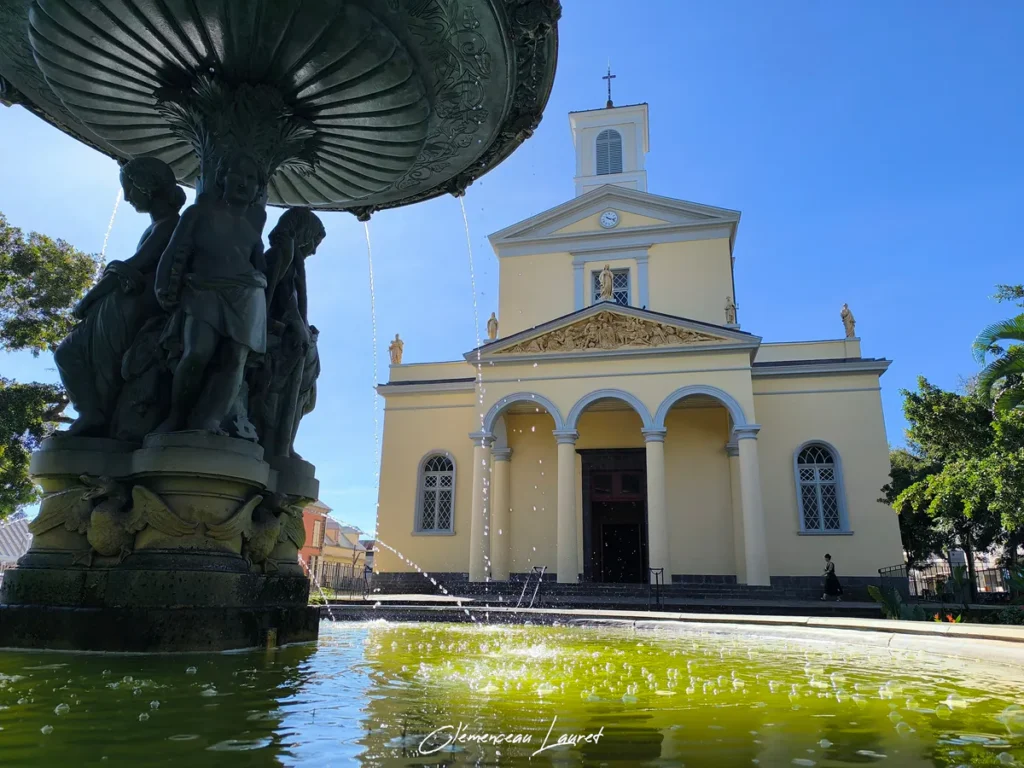 Perspective à travers les jetés d'eau de la fontaine sur la Cathédrale Saint-Sauveur de Saint-Denis à La Réunion.