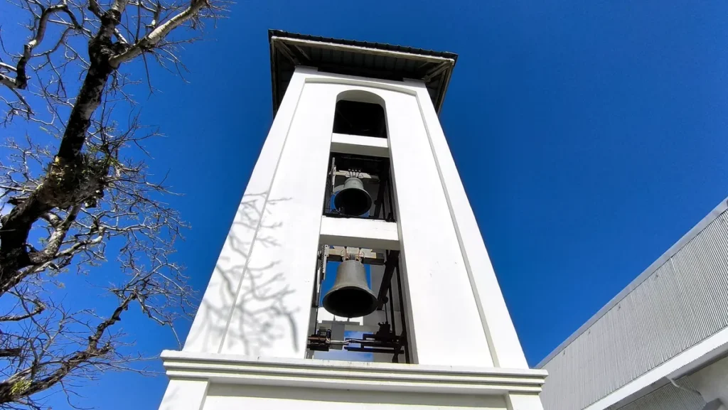 Vue en contre-plongée des cloches dans le clocher de l'église Saint-Athanase de Vincendo
