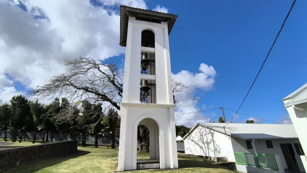 Clocher blanc indépendant de l'église Saint-Athanase de Vincendo et son arche d'entrée