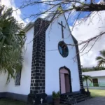 Entrée de l'église Saint-Athanase avec détails en pierre noire de basalte