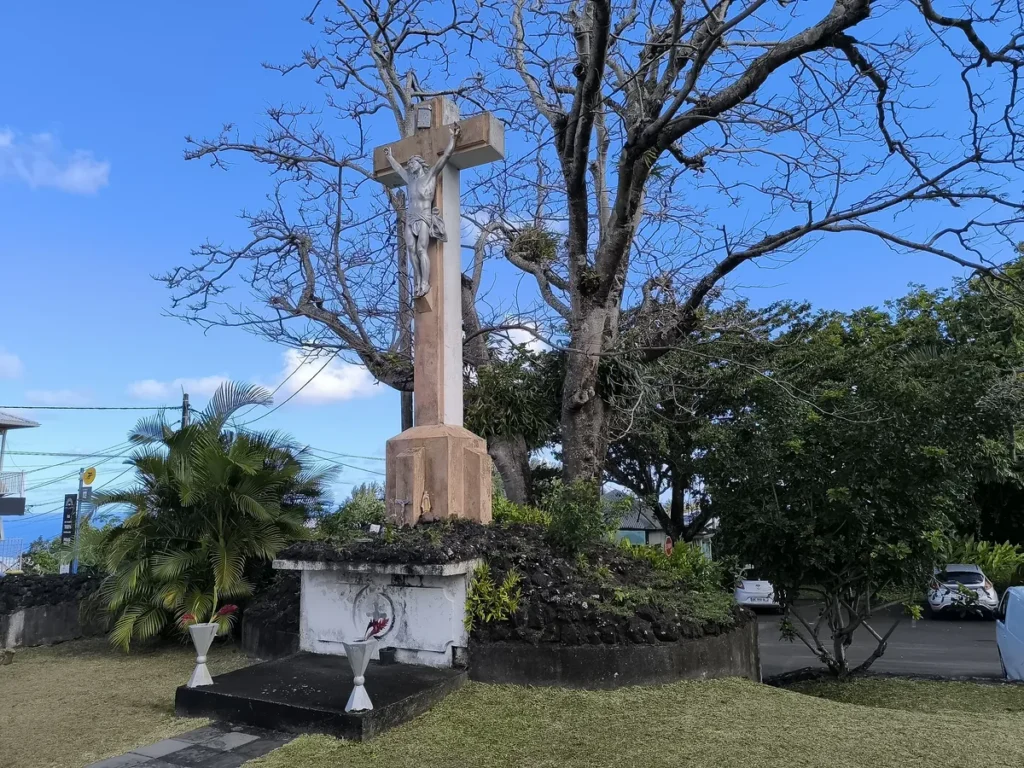 Calvaire et grand crucifix en pierre dans le jardin de l'église Saint-Athanase de Vincendo