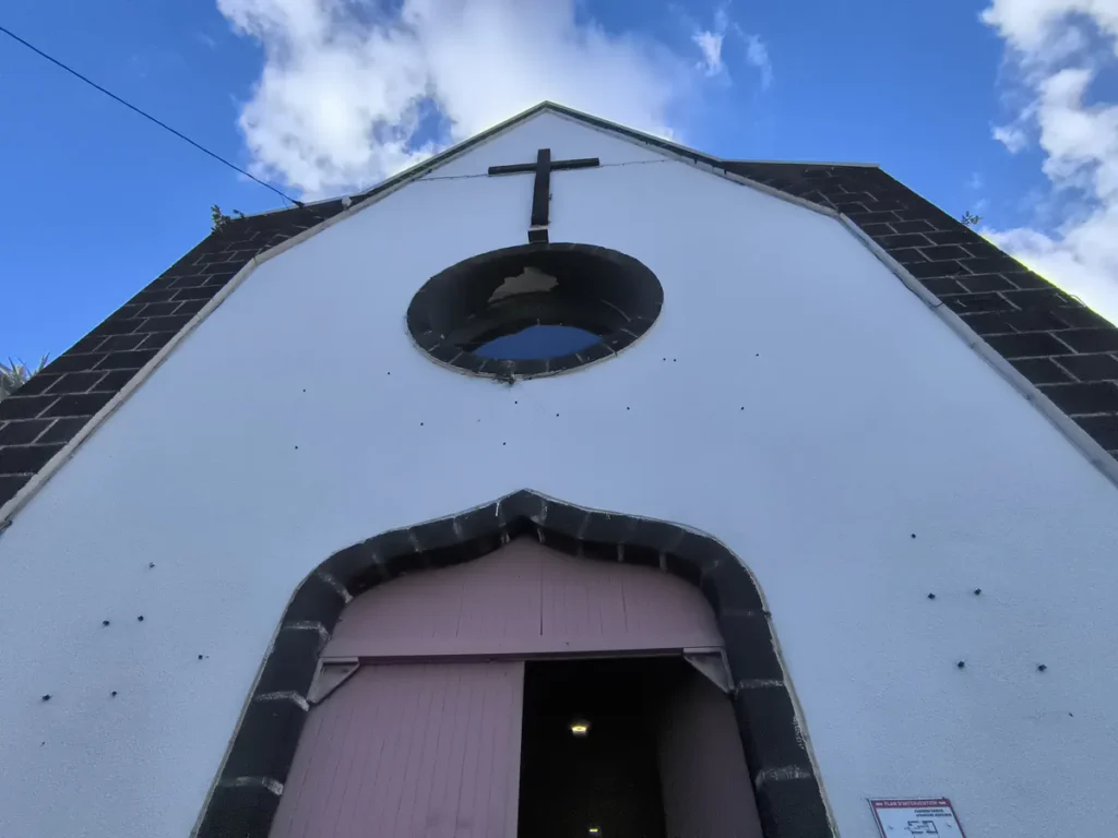 Détail de la porte d'entrée et de l'oculus de l'église Saint-Athanase de Vincendo