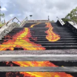 Vue rapprochée depuis le bas de l'escalier de lave en trompe-l'œil à Sainte-Rose