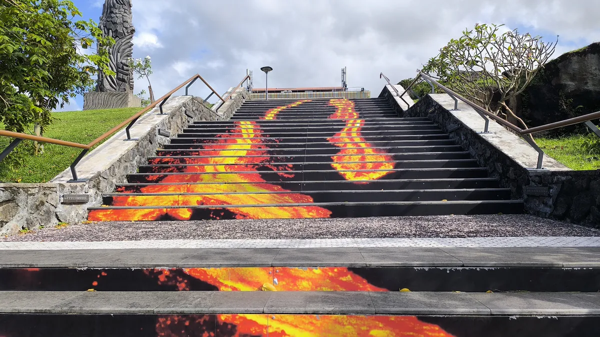 Vue rapprochée depuis le bas de l'escalier de lave en trompe-l'œil à Sainte-Rose