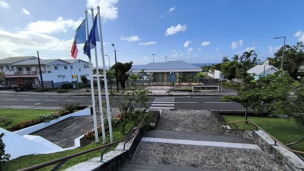 Vue depuis le haut de l'escalier donnant sur la rue et l'hôtel de ville de Sainte-Rose
