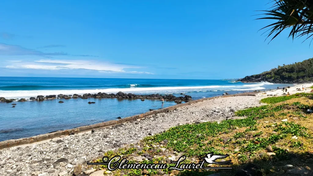 Vue panoramique de la plage de Grande Anse avec son bassin de baignade, sa bande de sable et sa végétation côtière.