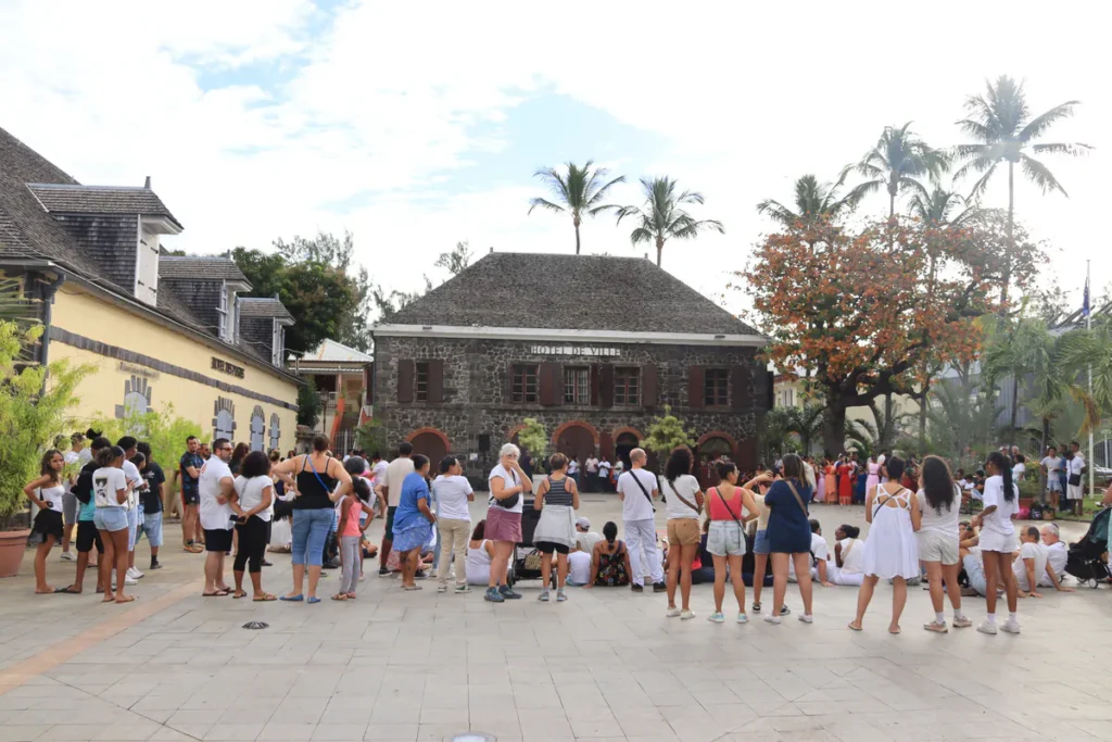 Foulle réunie sur la place de la mairie de Saint-Leu vêtue de blanc avant les jets de poudres colorées de Holi.