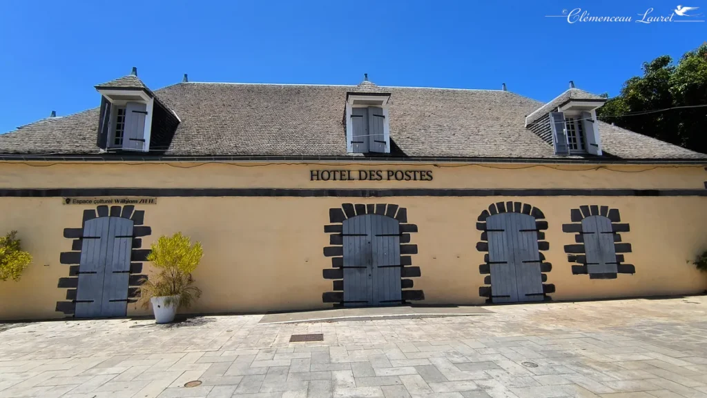 Vue de face de l'Hôtel des Postes à Saint-Leu avec ses lucarnes de toit