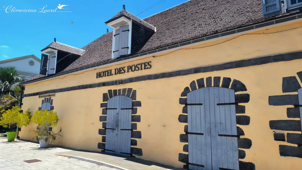 Détail de l'enseigne de l'Hôtel des Postes et des portes en bois à Saint-Leu