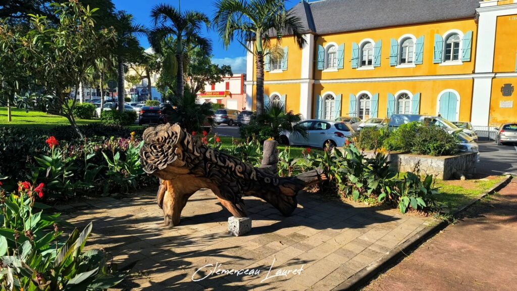 Sculpture en bois dans le jardin de l'hôtel de ville de Saint-Pierre de La Réunion.