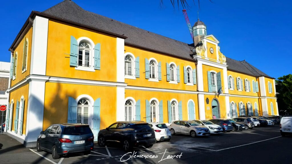 Vue d'ensemble du bâtiment de la mairie de Saint-Pierre à La Réunion.