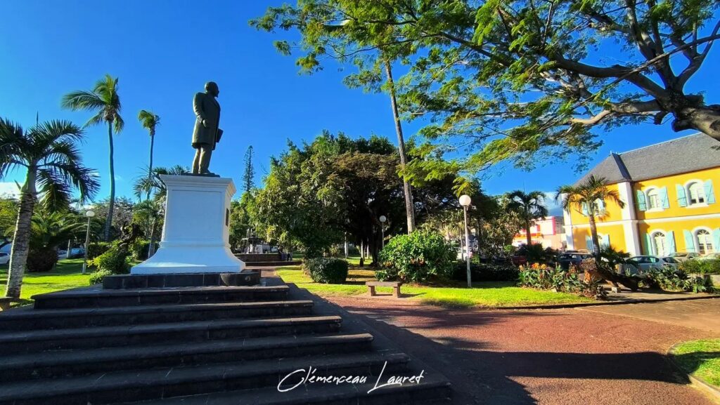 Statue commémorative dans le parc de l'hôtel de ville de Saint-Pierre de La Réunion.