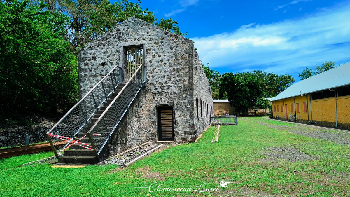 Bâtiment en pierre du site historique des Lazarets à La Grande Chaloupe, Île de La Réunion