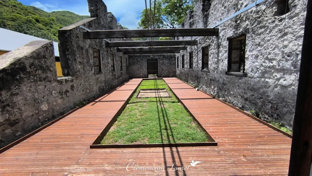 Vue intérieure à ciel ouvert du dortoir des Lazarets à La Grande Chaloupe, La Réunion