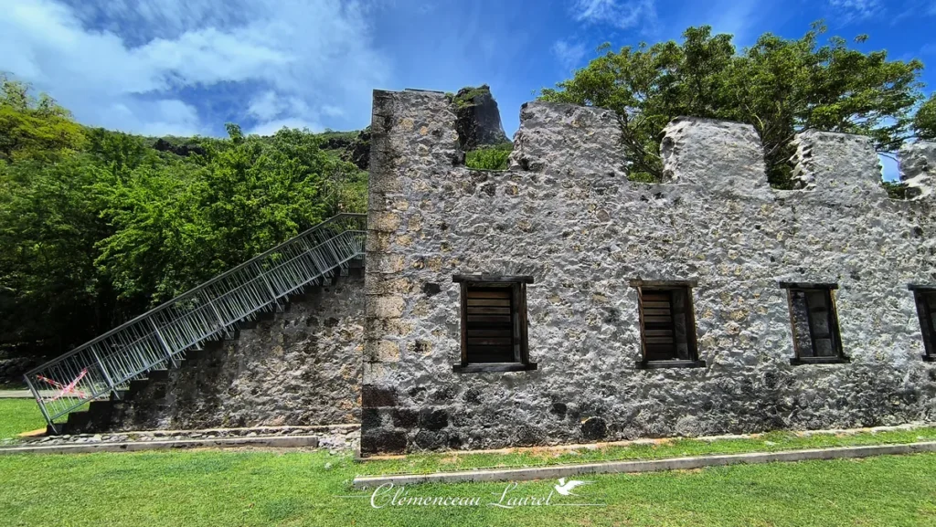 Mur en pierre des Lazarets avec escalier sur fond de montagne à La Grande Chaloupe, La Réunion