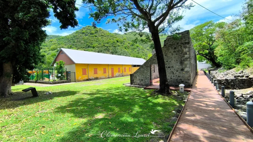 Bâtiment jaune ocre et ruines des Lazarets dans le vallon de La Grande Chaloupe à La Réunion