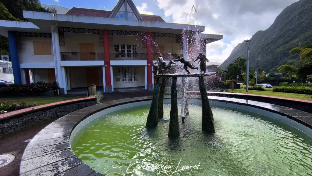 Gros plan sur la sculpture centrale de la fontaine en jet d'eau devant l'hôtel de ville de Salazie