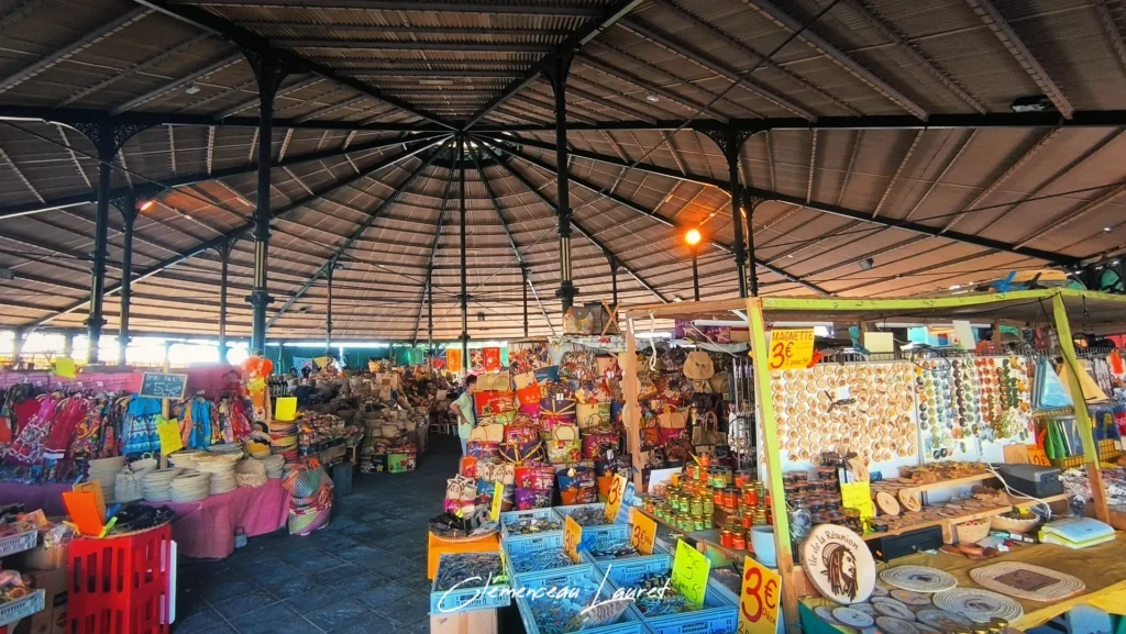 Charpente métallique octogonale du marché couvert de Saint-Pierre à La Réunion avec ses étals de souvenirs et magnètes.