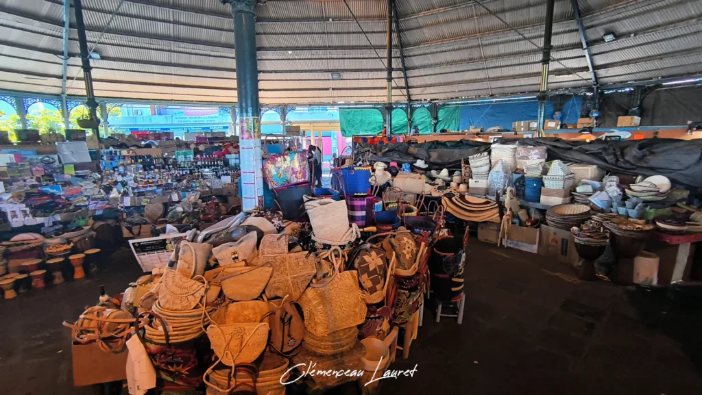 Sélection de sacs à main et cabas artisanaux tressés en vacoa exposés au marché couvert de Saint-Pierre.
