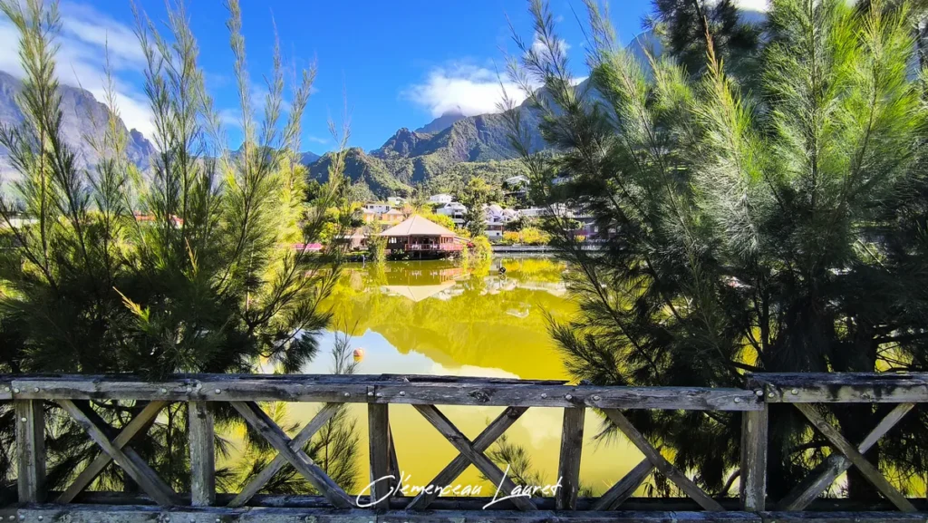 Vue sur le lac et le restaurant au bord de la Mare à Joncs à travers les filaos à Cilaos