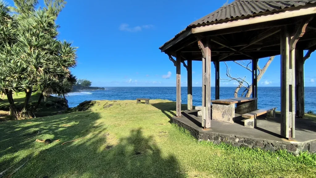 Kiosque de pique-nique en bois au toit octogonal dominant la mer