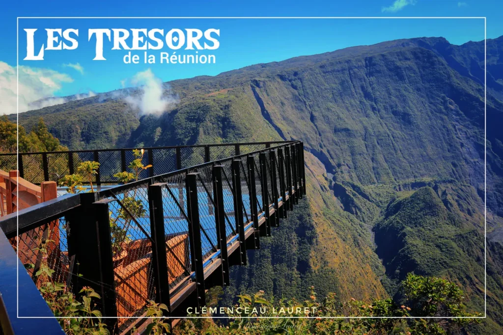 Passerelle métallique du belvédère de Bois Court surplombant les remparts verdoyants de Grand Bassin à La Plaine-des-Cafres, Île de la Réunion.