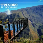 Passerelle métallique du belvédère de Bois Court surplombant les remparts verdoyants de Grand Bassin à La Plaine-des-Cafres, Île de la Réunion.