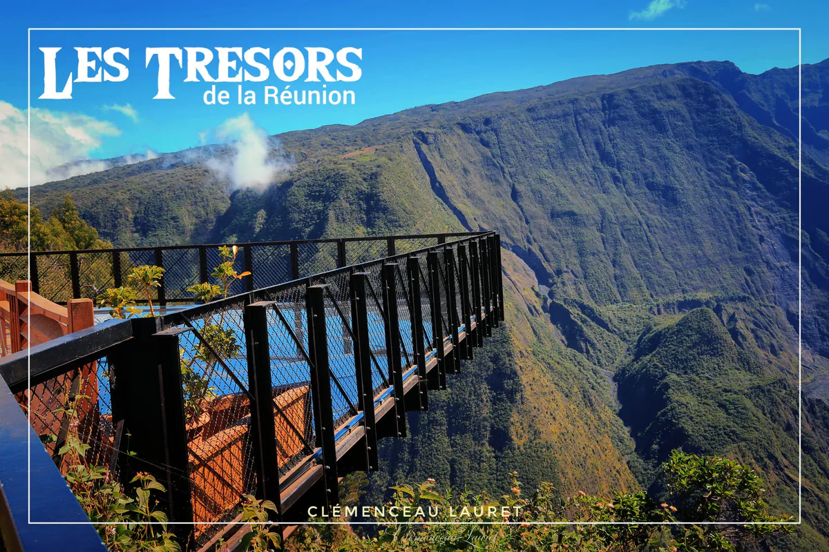 Passerelle métallique du belvédère de Bois Court surplombant les remparts verdoyants de Grand Bassin à La Plaine-des-Cafres, Île de la Réunion.