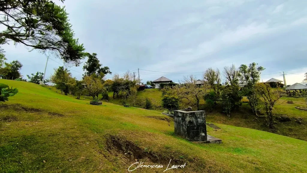 Vue d'ensemble des pelouses, kiosques en bois et foyers de cuisson du Piton Fougère