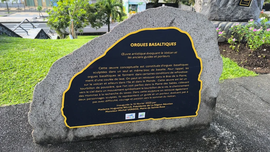 Plaque explicative gravée sur pierre présentant le monument des orgues basaltiques à Sainte-Rose.