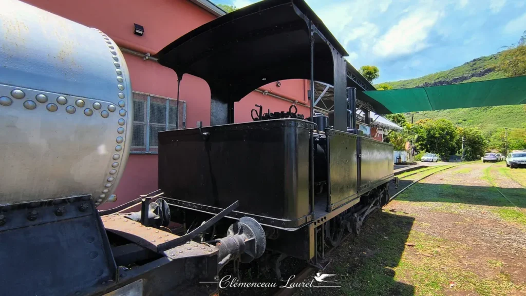 Gros plan sur la cabine de pilotage noire et la chaudière d'une ancienne locomotive à vapeur à La Grande Chaloupe.