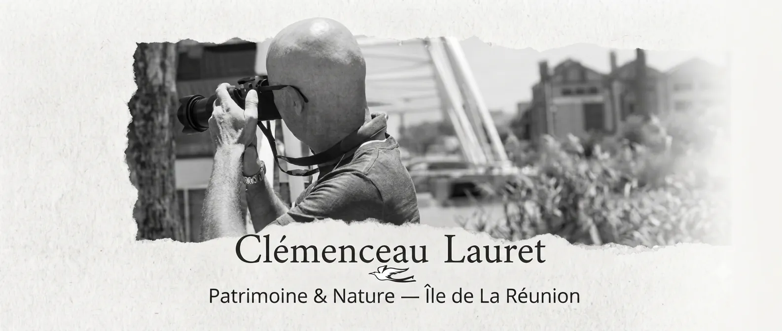 Bannière en noir et blanc de Clémenceau Lauret, photographe vu de profil tenant un appareil photo, avec le texte Patrimoine & Nature — Île de La Réunion