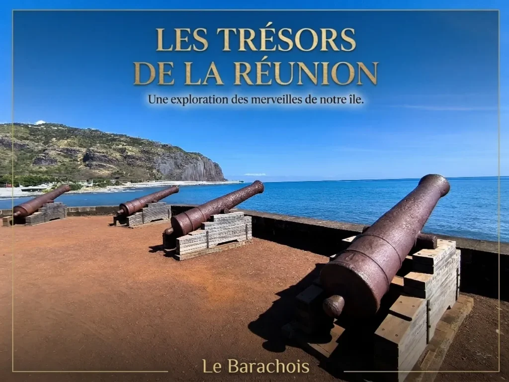 Vue plongeante et panoramique sur l'alignement de canons historiques en fonte le long de la batterie de défense du Barachois à Saint-Denis de La Réunion, face à l'immensité bleue de l'océan Indien et surplombée par une bannière titrée — Photo : Clémenceau Lauret