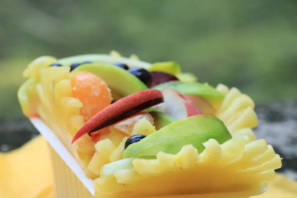 Angle en contre-plongée montrant le relief des morceaux de fruits frais et du piment concassé à Saint-Leu, La Réunion.