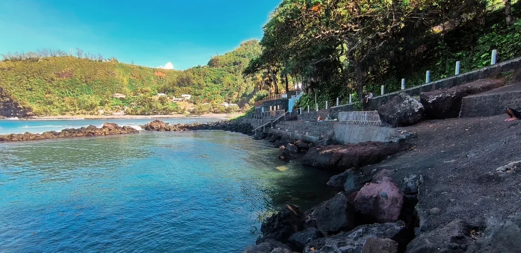 Promenade aménagée le long des digues en basalte et plan d'eau turquoise à Manapany-les-Bains à Saint-Joseph.