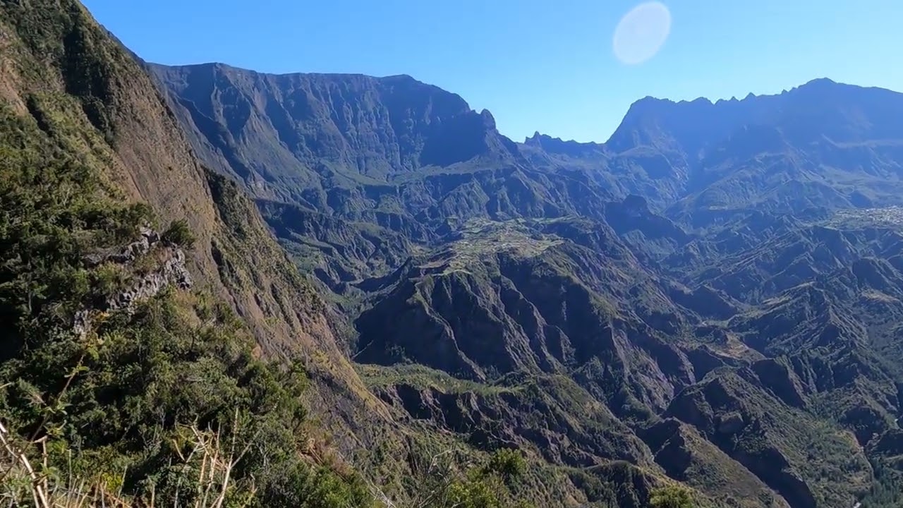 Capture d'écran d'une video youtube d'un panorama sur le cirque de cilaos.